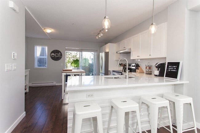 Photo du bâtiment - 20875-20880 80 Ave