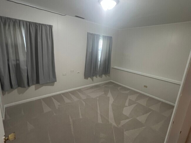 Foto del edificio - 204 Basswood Dr