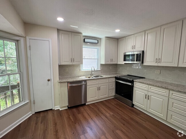 Building Photo - Room in House on Hillboro Cir SW