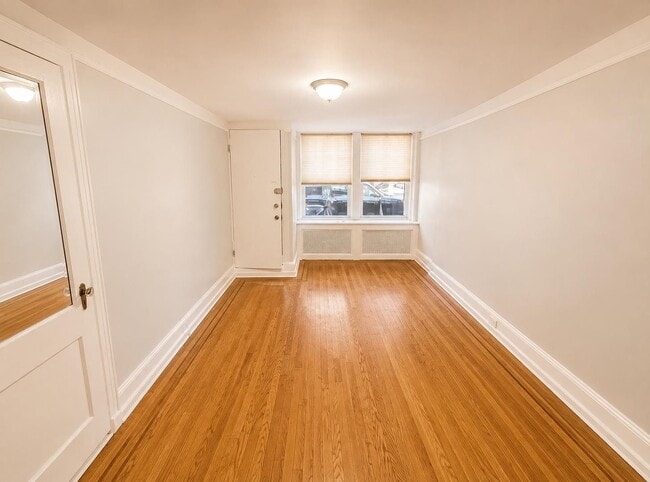 Building Photo - 240 Suydam St