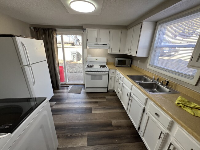 Kitchen (Fridge, Microwave, W&Dryer - 635 Jefferson St