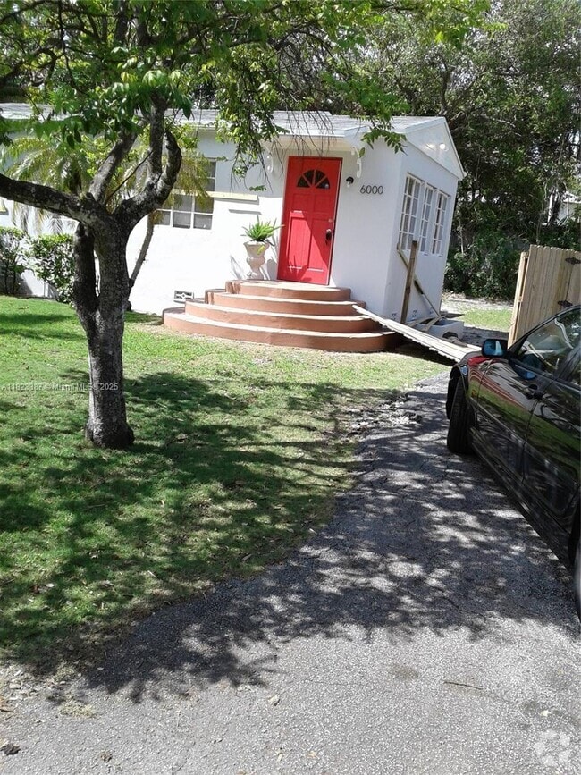 Building Photo - 6000 SW 76th St