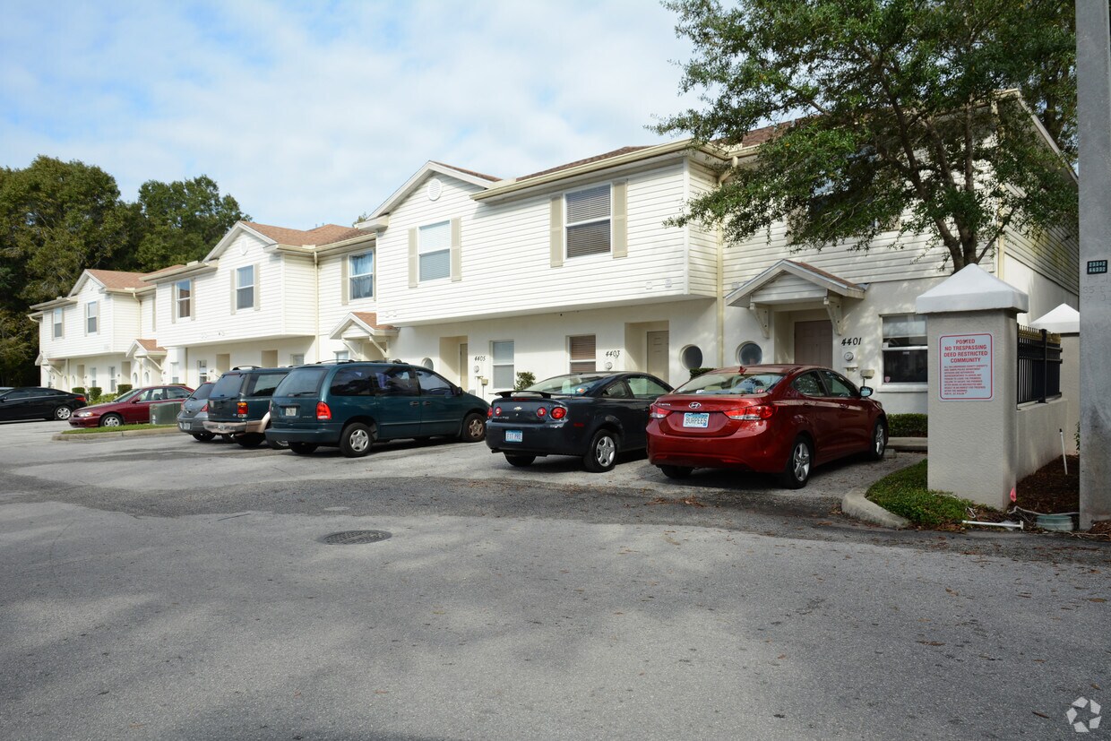 Building Photo - 18 Townhomes