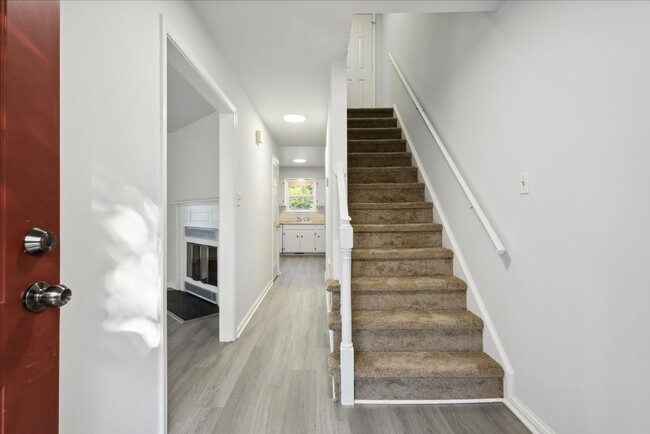 Building Photo - 3BD 2.5BA Townhouse