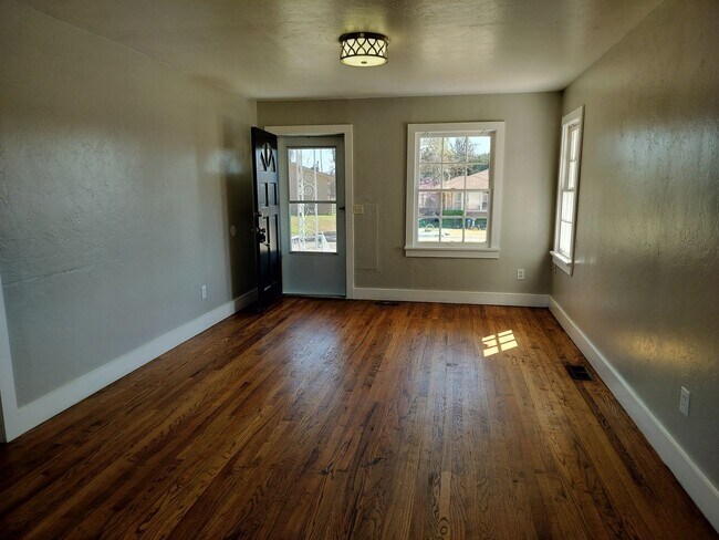 Foto del edificio - 3 bedroom 1 bathroom house in Capitol View...
