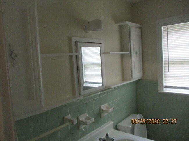 Foto del edificio - 1704 W Whitney Ave