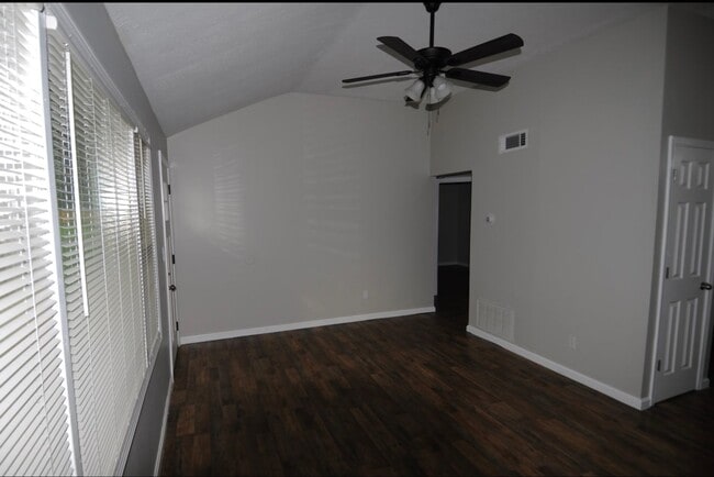 Building Photo - Charming 3-bedroom, 1.5-bathroom house loc...
