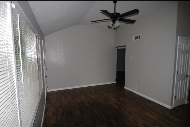 Foto del edificio - Charming 3-bedroom, 1.5-bathroom house loc...