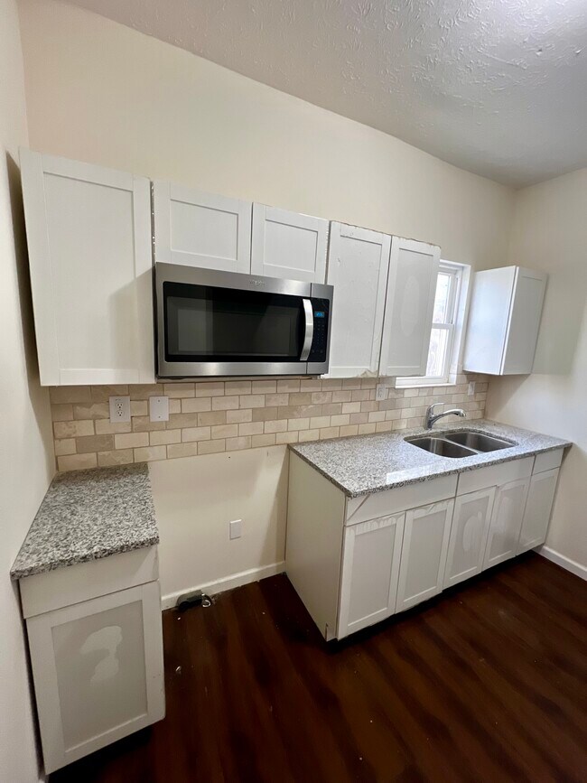 COCINA - 269 E 13th Ave