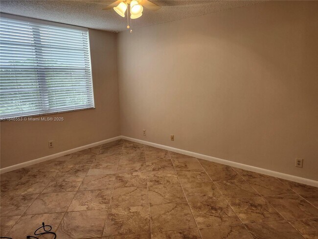 Foto del edificio - 9311 Orange Grove Dr