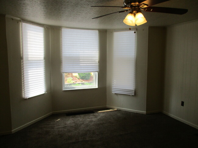 Foto del edificio - 484 Teece Ave