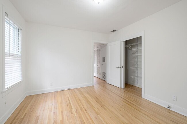 Foto del edificio - Updated & Well Maintained Home in Central ...