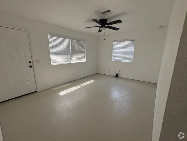 Building Photo - 658 S Grand