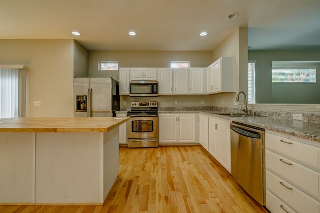 Building Photo - 4200 Edgewater Blvd NE