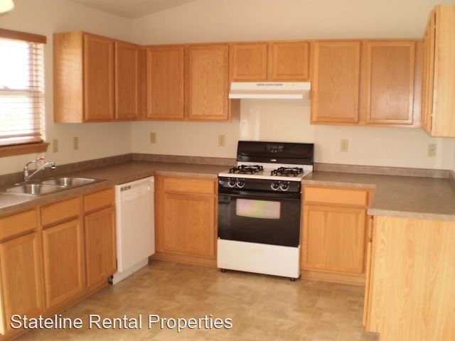 Building Photo - 3 br, 1.5 bath House - 3136 Holiday Dr.