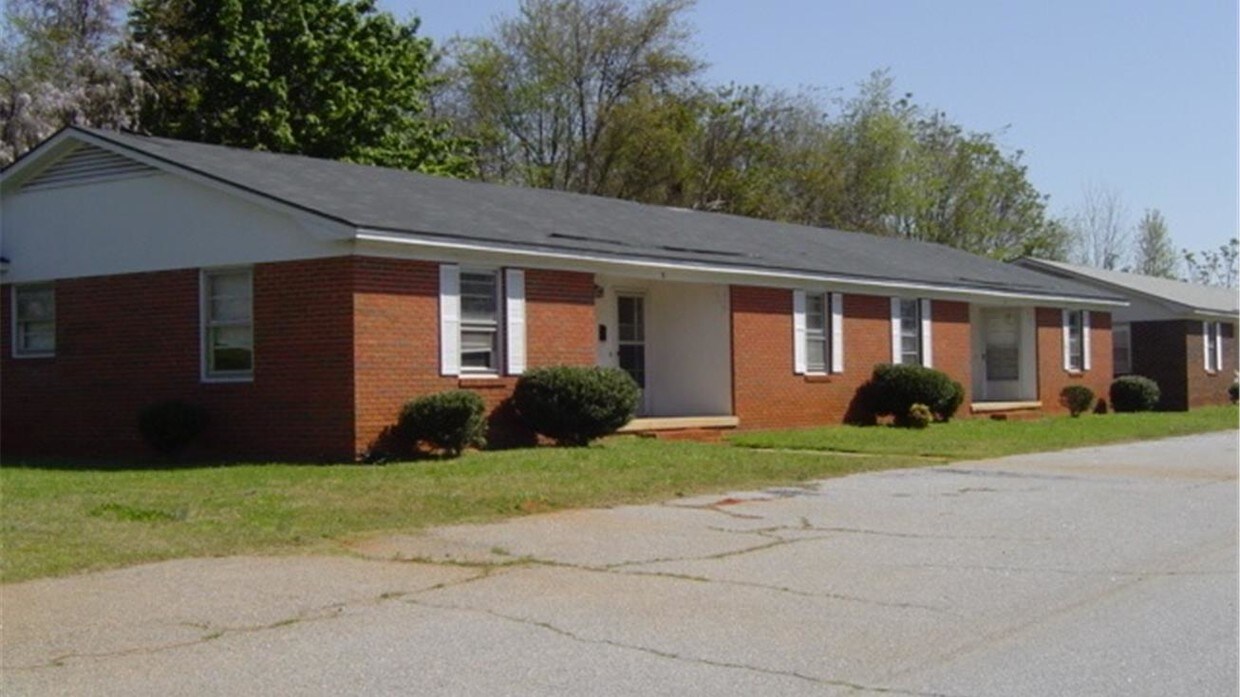 Primary Photo - 2103 N Main St