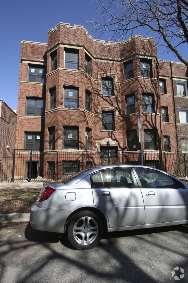 Foto del edificio - 744-746 W Cornelia Ave