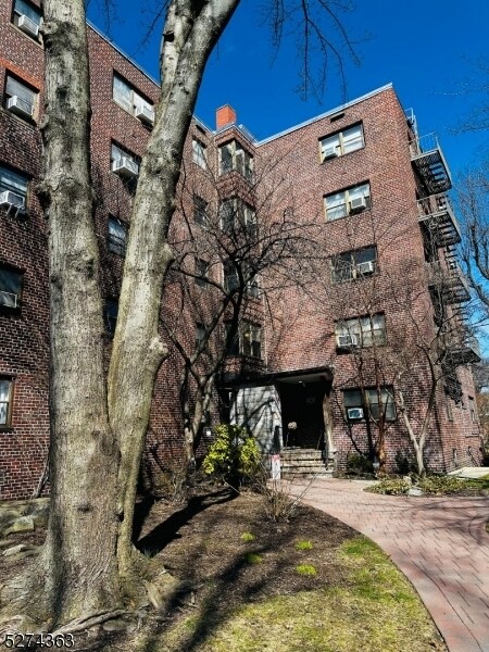 Primary Photo - 401 Park Pl