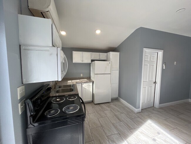 Building Photo - ALL UTILITIES INCLUDED STUDIO CENTRALLY LO...