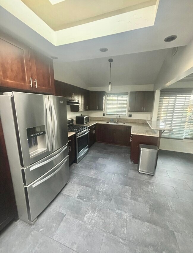 Building Photo - 2407 W 77th St