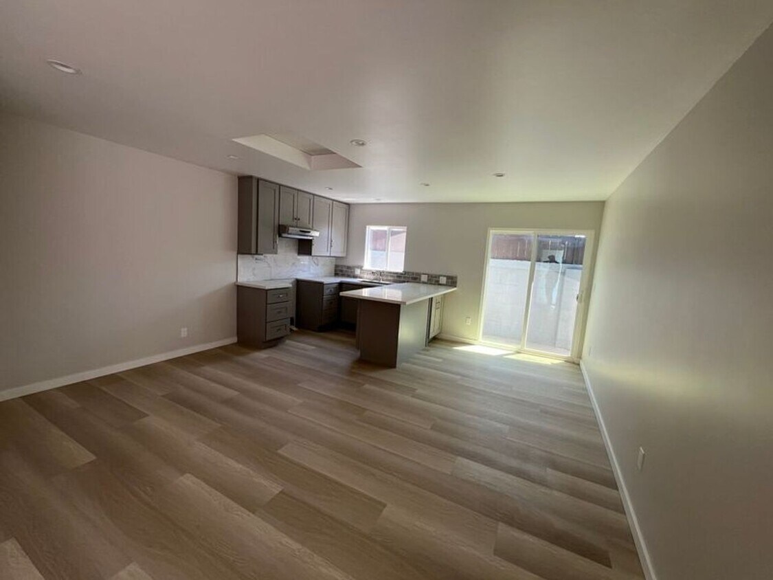 51st Street Apartments Triplex - 51st Street Apartments Triplex