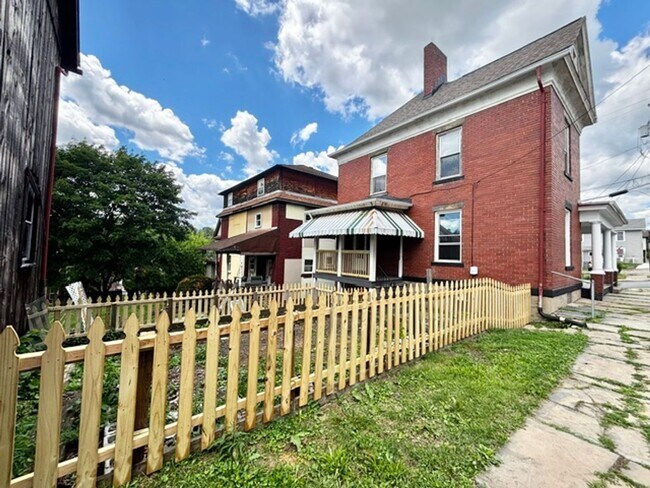 Foto del edificio - 3 bedroom/ 1.5 Bath Home for rent MAnor, PA 15665