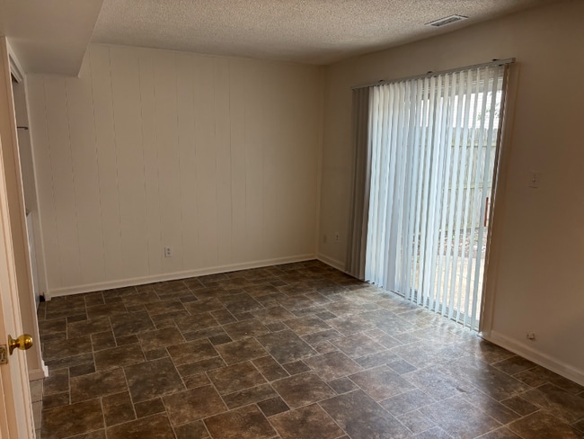 Building Photo - 1211 Warwick Dr