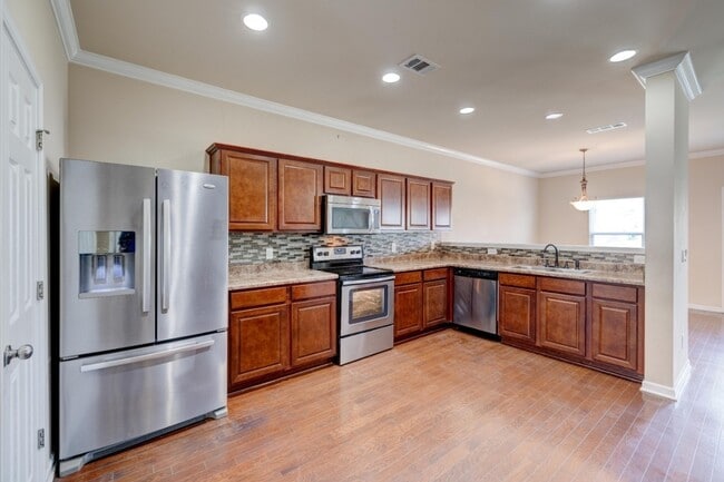 Building Photo - 654 Pemberton Dr