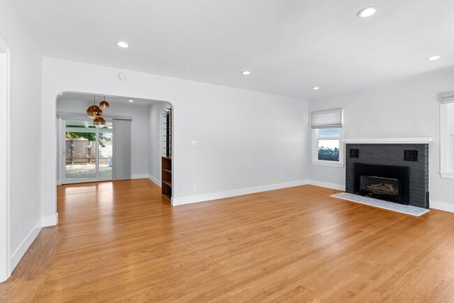 Foto del edificio - Charming Updated 2 bed, 2 bath Home near D...