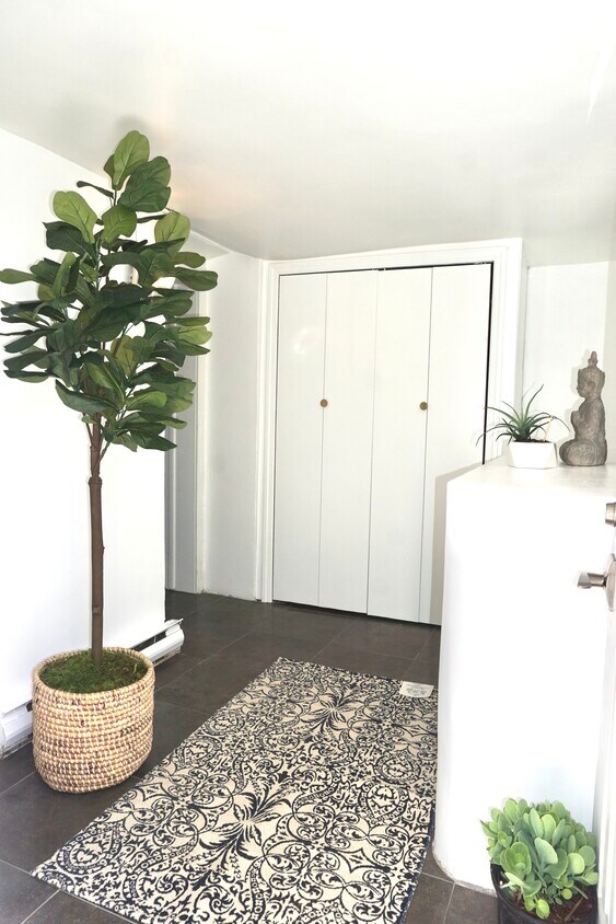 Entry Foyer - 955 Boulevard E