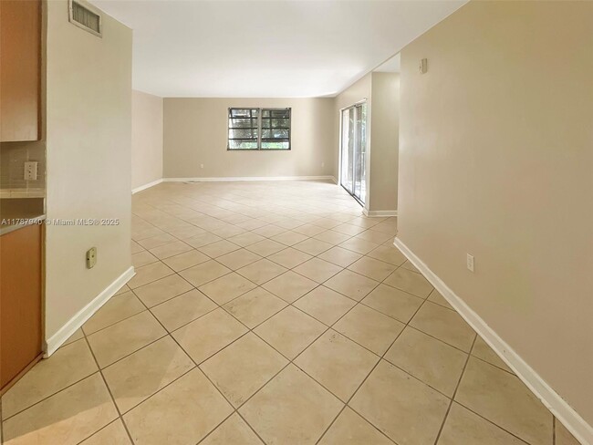 Building Photo - 9454 SW 77th Ave