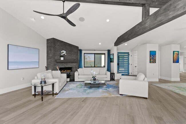 Foto del edificio - 7982 Roseland Dr