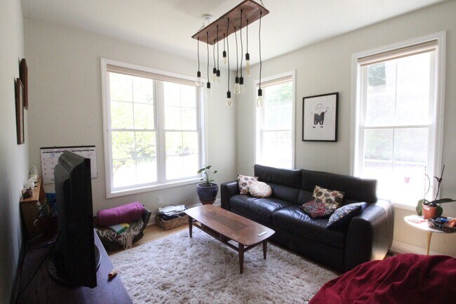 Building Photo - Beautiful 3 Bedroom House in Tuscaloosa-Lakewood!