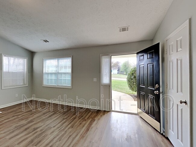 Building Photo - 135 Falcon Ridge Dr