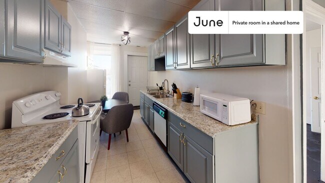 Foto del edificio - Private bedroom in 4 bed/1 bath Home