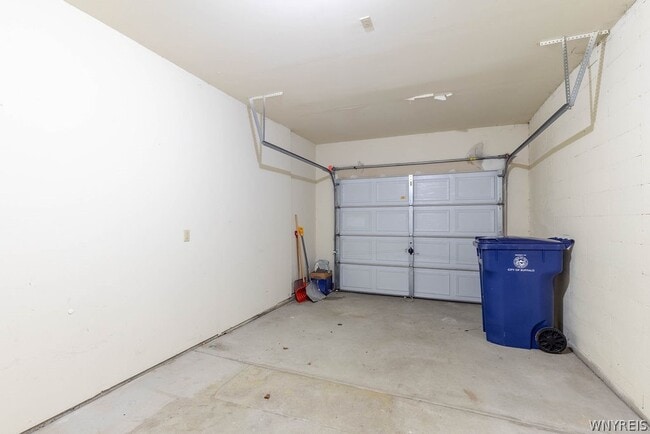 Building Photo - 319 King Peterson Rd