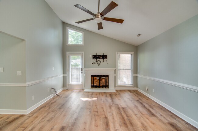 Foto del edificio - 5500 Fortunes Ridge Dr