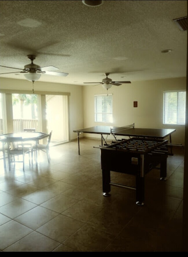 Game room - 137 Springwood Cir
