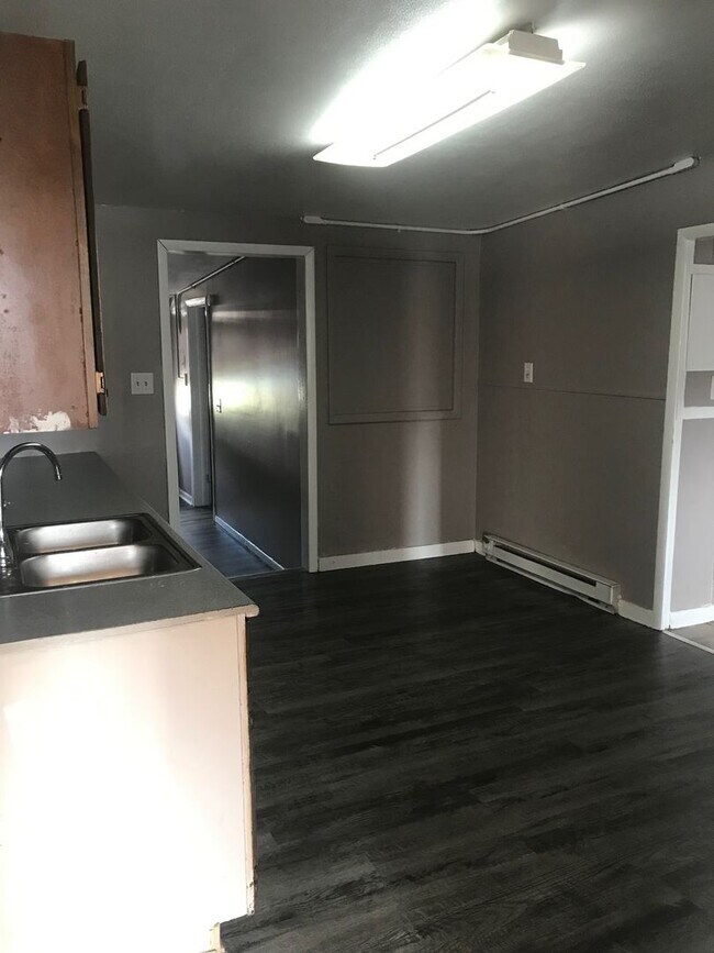Building Photo - 2 Bedroom 1 Bath