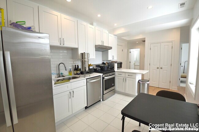 Foto del edificio - 2345 Irving Park Rd