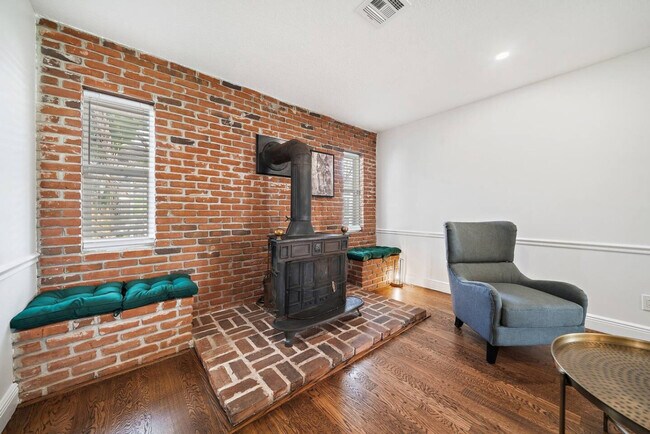 Foto del edificio - 1342 Essex Dr