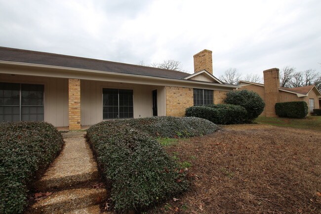 Building Photo - Newer Remodeled Duplex in the heart of Tyler!