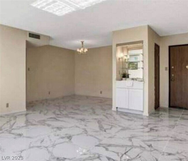 Foto del edificio - 745 N Royal Crest Cir