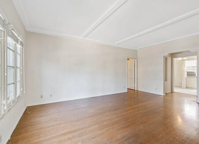 Foto del edificio - 5360 Clinton St