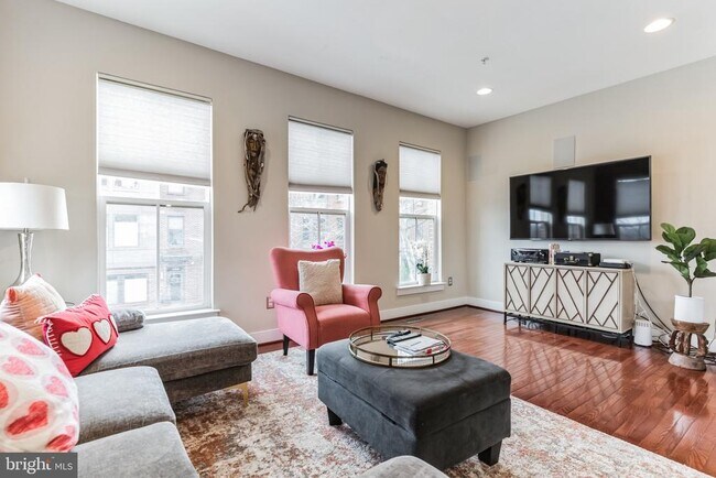Foto del edificio - 4560 Longfellow St