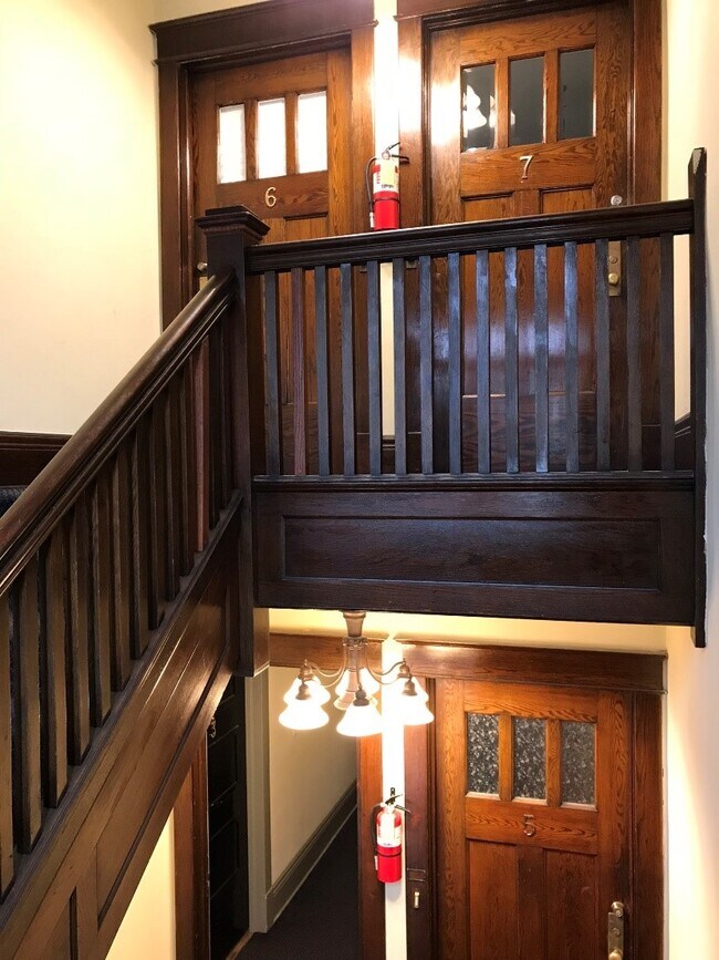 Hall de entrada y escaleras - 830 Grand Ave