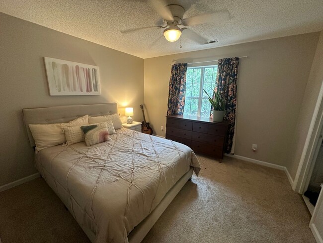 Building Photo - 2 Bedroom Townhome in Raleigh