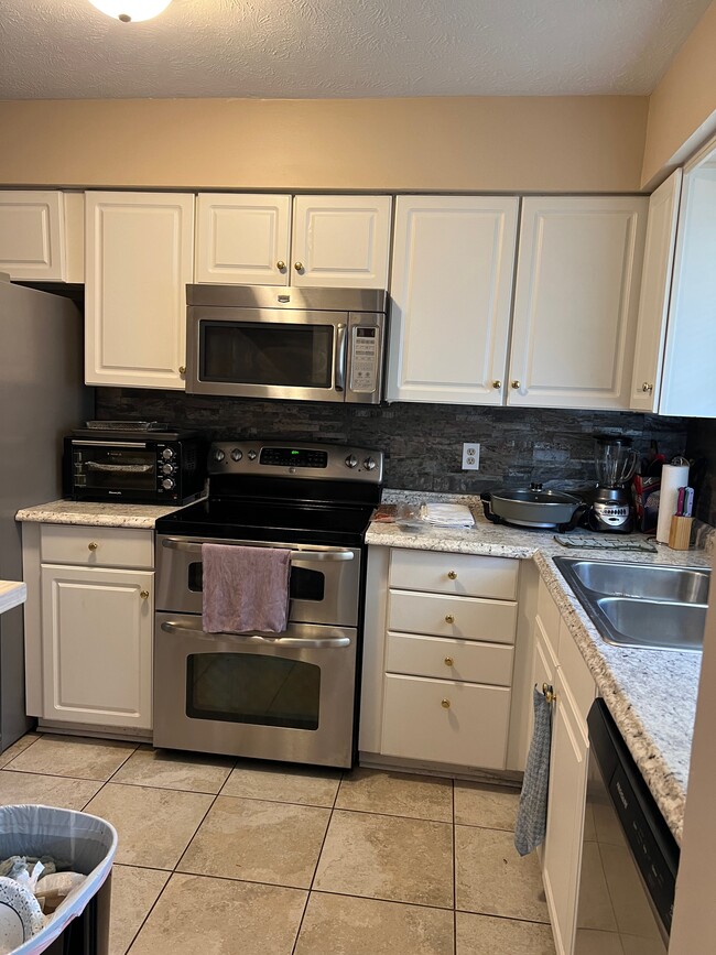 Kitchen - 1025 Carolina Rd