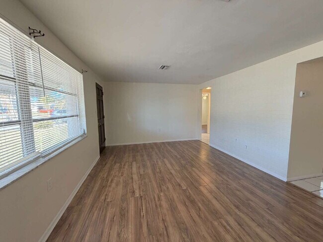 Building Photo - New Port Richey Home with Cozy 970 Sq Ft Layout!