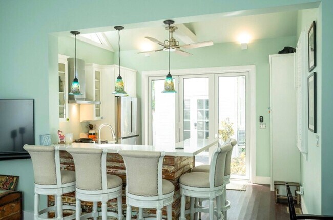 Foto del edificio - 6 - 8 Month Rental - Charming 2/1.5 Privat...